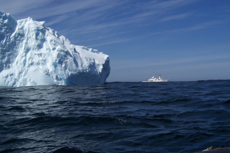 Zurück zum Unglücksort: Auf ihrer Jungfernfahrt kollidierte die Titanic am 14. April 1912 etwa 300 Seemeilen südöstlich von Neufundland mit einem Eisberg und sank im Nordatlantik. – Bild: 2012 A&E TELEVISION NETWORKS. ALL RIGHTS RESERVED. Lizenzbild frei