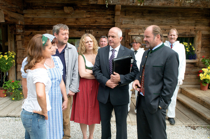 "Die Hüttenwirtin", Improvisationskunst ist gefragt, als Sandra von ihrem Vater die Almwirtschaft 'Hüttenwirt' erbt. Inzwischen mehr Stadtmensch als Kind der Berge, hat die Werbefachfrau mit Gastronomie rein gar nichts am Hut und will sich daher von der Berghütte so bald als möglich trennen. Doch als Sandra nach Tirol reist, um den Verkauf abzuwickeln, merkt sie schnell, dass das Schicksal wohl anderes mit ihr vor hat. Die Liebe zur alten Heimat flammt wieder auf - zusammen mit Sandras unerschrockenem Kampfgeist.Im Bild (v.li.): Christina Plate (Sandra Hofer), Elfi Eschke (Theres Färber), Maximilian Krückl (Karli Moser), Susanna Knechtl (Katti Lang), Fritz Egger (Anwalt Streibl), August Schmölzer (Xaver Riemer). SENDUNG: ORF2 - DO - 15.08.2019 - 15:25 UHR. - Veroeffentlichung fuer Pressezwecke honorarfrei ausschliesslich im Zusammenhang mit oben genannter Sendung oder Veranstaltung des ORF bei Urhebernennung. – Bild: ORF "Die Hüttenwirtin", Improvisationskunst ist gefragt, als Sandra von ihrem Vater die Almwirtschaft 'Hüttenwirt' erbt. Inzwischen mehr Stadtmensch als Kind der Berge, hat die Werbefachfrau mit Gastronomie rein gar nichts am Hut und will sich daher von der Berghütte so bald als möglich trennen. Doch als Sandra nach Tirol reist, um den Verkauf abzuwickeln, merkt sie schnell, dass das Schicksal wohl anderes mit ihr vor hat. Die Liebe zur alten Heimat flammt wieder auf - zusammen mit Sandras unerschrockenem Kampfgeist.Im Bild (v.li.): Christina Plate (Sandra Hofer), Elfi Eschke (Theres Färber), Maximilian Krückl (Karli Moser), Susanna Knechtl (Katti Lang), Fritz Egger (Anwalt Streibl), August Schmölzer (Xaver Riemer). SENDUNG: ORF2 - DO - 15.08.2019 - 15:25 UHR. - Veroeffentlichung fuer Pressezwecke honorarfrei ausschliesslich im Zusammenhang mit oben genannter Sendung oder Veranstaltung des ORF bei Urhebernennung. – Bild: ORF