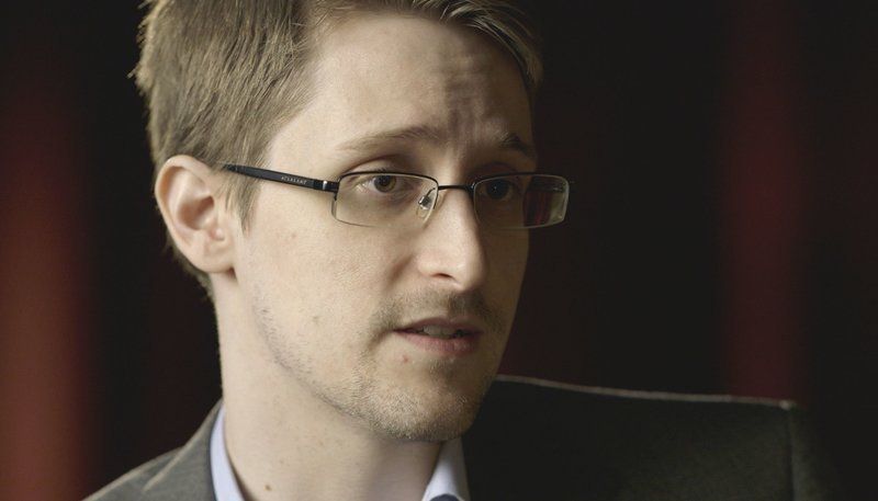 ARD/NDR SCHLACHTFELD INTERNET, „Wenn das Netz zur Waffe wird“, am Montag (12.01.15) um 23:30 Uhr im ERSTEN. Edward Snowden erklärt exklusiv wie die NSA das Internet zur Waffe macht. – Bild: NDR/Dennis Wienecke ARD/NDR SCHLACHTFELD INTERNET, „Wenn das Netz zur Waffe wird“, am Montag (12.01.15) um 23:30 Uhr im ERSTEN. Edward Snowden erklärt exklusiv wie die NSA das Internet zur Waffe macht. – Bild: NDR/Dennis Wienecke