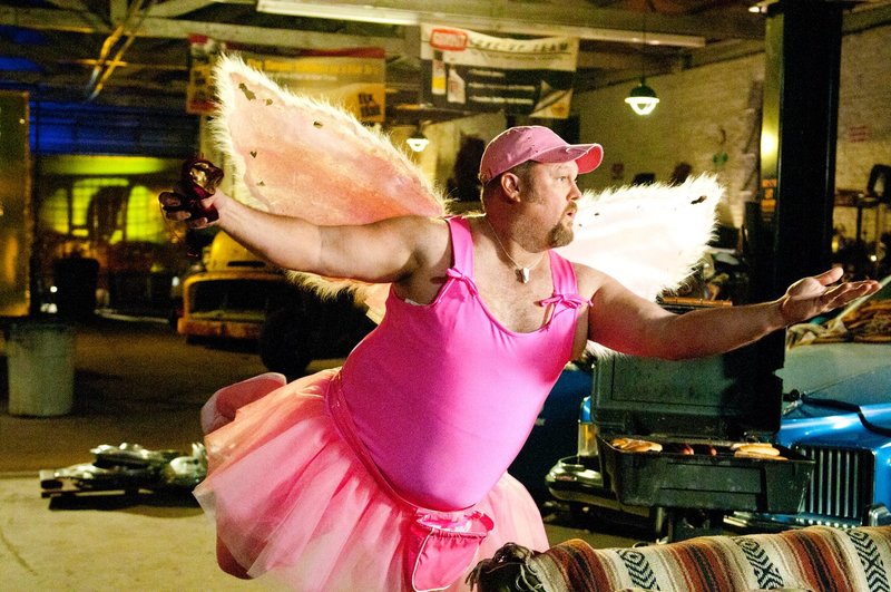 Weil er einem kleinen Jungen eingeredet hat, es gäbe keine Zahnfee, wird Larry Guthrie (Larry the Cable Guy) dazu verdonnert, zehn Tage lang als Zahnfee Zähne gegen Geld zu tauschen. Mit pinkem Badeanzug und borstigen Flügelchen ist das gar nicht so einfach ... – Bild: ATV Weil er einem kleinen Jungen eingeredet hat, es gäbe keine Zahnfee, wird Larry Guthrie (Larry the Cable Guy) dazu verdonnert, zehn Tage lang als Zahnfee Zähne gegen Geld zu tauschen. Mit pinkem Badeanzug und borstigen Flügelchen ist das gar nicht so einfach ... – Bild: ATV
