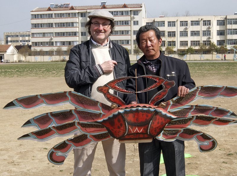 Der berühmte Drachen-Meister Zhang Xiaodong mit einem Drachen in Form einer Königskrabbe und einem Kunden aus Europa. – Bild: HR/​HR/​Manfred E. Schuchmann