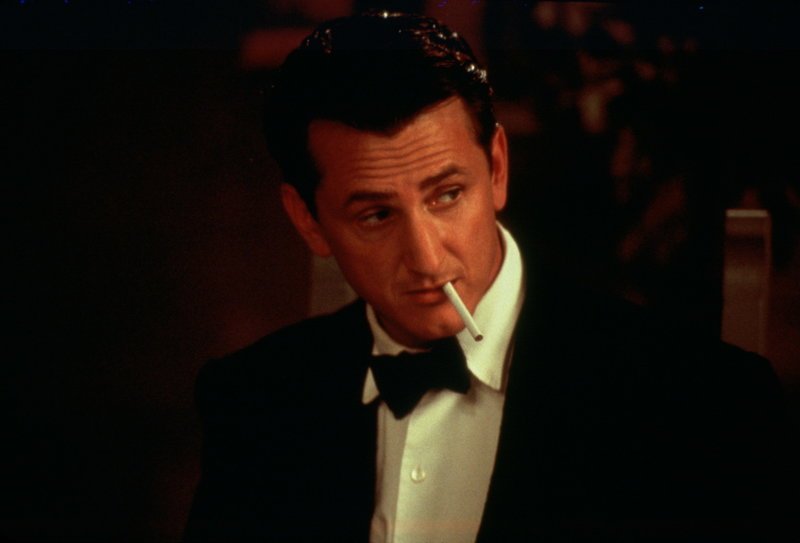 Mary verleibt sich ausgerechnet in den Amerikaner Rawley (Sean Penn), einem Draufgänger, dem die Gesellschaftsregeln herzlich egal sind. – Bild: 2000 USA Films, LLC. All Rights Reserved.