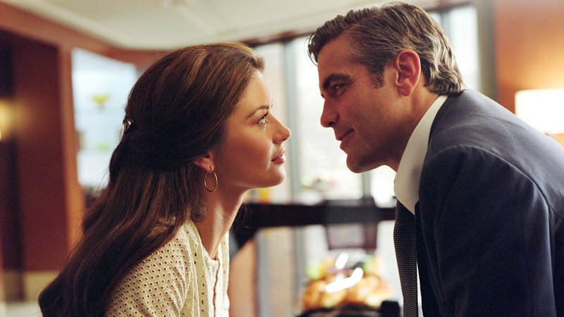 Was für ein Spielchen spielt Marylin (Catherine Zeta-Jones) mit Miles (George Clooney) ? – Bild: RTL Zwei