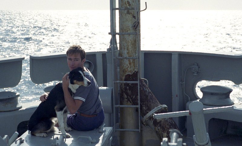 Massina (Nicolas Robin) und sein Hund Giovanni sorgen für etwas Abwechslung im eintönigen Alltag an Bord des Schiffes. – Bild: 3sat