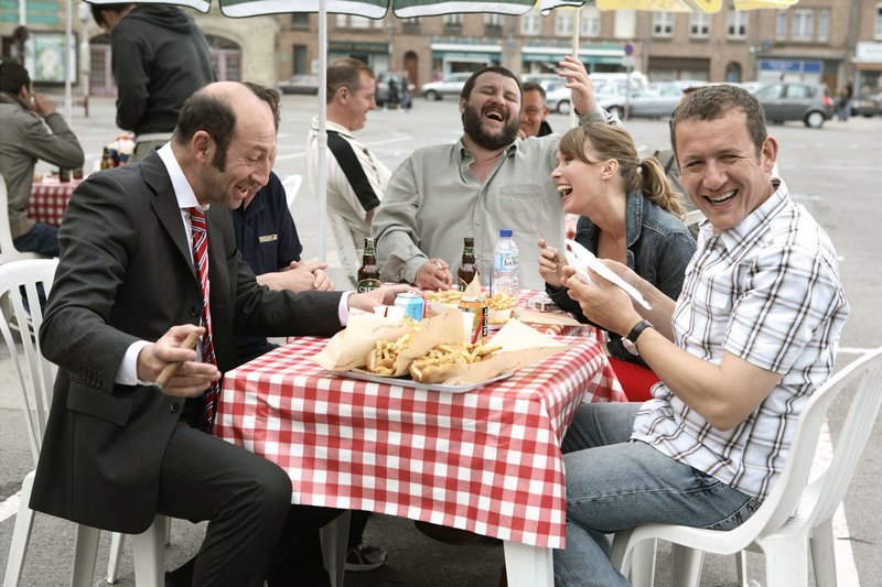 Postler Philippe (Kad Merad, li.) hätte nie gedacht, dass er sich einmal mit den Hinterwäldlern Antoine (Dany Boon, re.) Annabelle (Anne Marivin) und Yann (Guy Lecluyse, Mitte) anfreunden würde. – Bild: rbb/Degeto Postler Philippe (Kad Merad, li.) hätte nie gedacht, dass er sich einmal mit den Hinterwäldlern Antoine (Dany Boon, re.) Annabelle (Anne Marivin) und Yann (Guy Lecluyse, Mitte) anfreunden würde. – Bild: rbb/Degeto