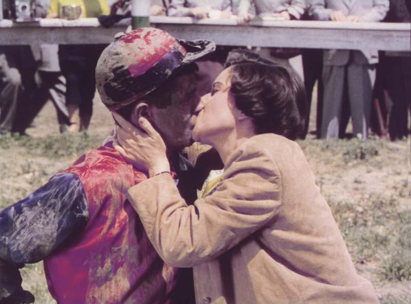 Seine Liebe scheint erwidert zu werden: Tierärztin Dr. Claypool (Patricia Crowley, r.) und Virgil (Jerry Lewis, l.) küssen sich … – Bild: Paramount Pictures Lizenzbild frei