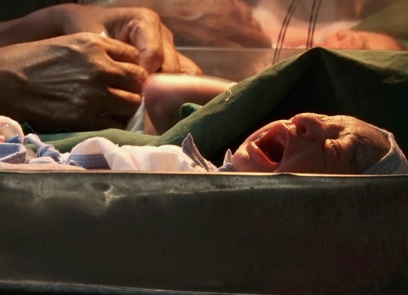Frischgeborenes Baby von Leihmutter Papiha – Bild: ZDF und SRF