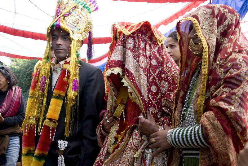 Hari (li.) und Suman (Mi.) am Tag ihrer Hochzeit: Die Heirat wurde vor zwei Jahren von Haris Vater arrangiert. – Bild: ARTE France Hari (li.) und Suman (Mi.) am Tag ihrer Hochzeit: Die Heirat wurde vor zwei Jahren von Haris Vater arrangiert. – Bild: ARTE France