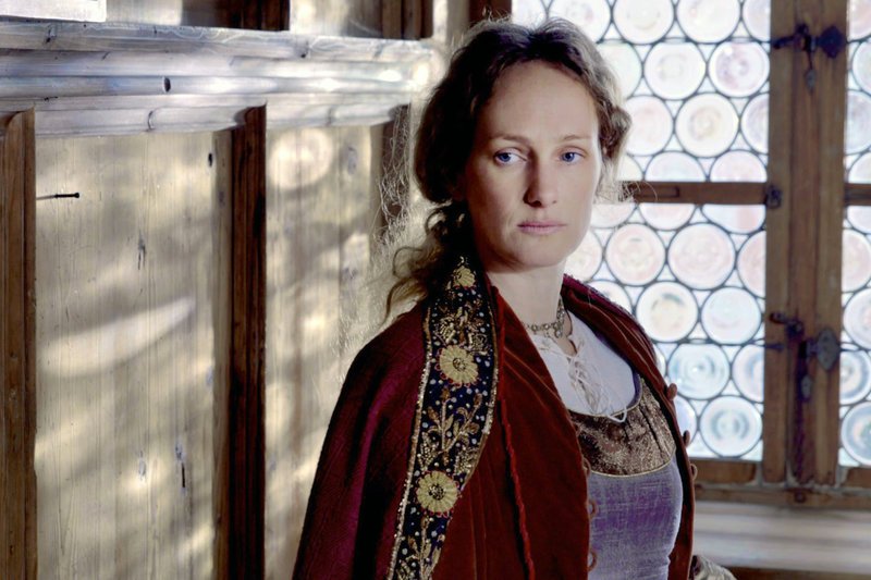 Margarete von Österreich (Marie-Christine Friedrich) war die Tochter aus Maximilians Ehe mit Maria von Burgund. – Bild: MR-Film/​Christian Gappmaier
