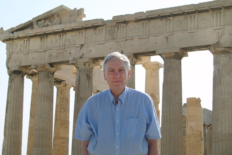 Mario Livio vor der Akropolis: Der Astrophysiker glaubt, dass Mathematik eine komplexe Kombination aus Erfindungen und Entdeckungen ist. – Bild: ARTE France 