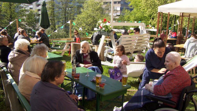 Oslo, Altenheim Paulus, Gartenfest. – Bild: ZDF und ORF/​Langbein & Partner