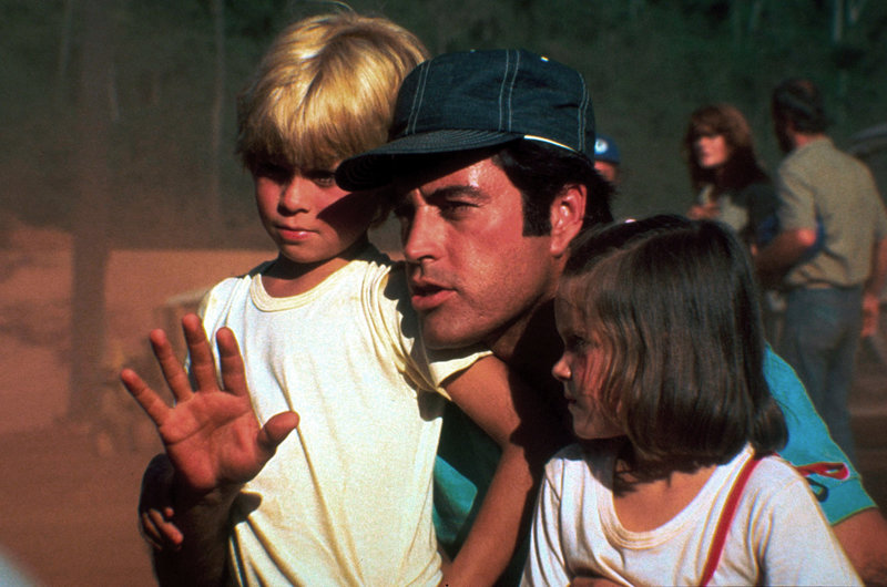 Stolz führt Vater Bill (Powers Boothe) die Kinder Tommy (William Rodriguez) und Heather (Yara Vaneau) auf seine Baustelle. Der Ingenieur errichtet mitten im Regenwald einen Staudamm. – Bild: ARTE France / © TF1 International Stolz führt Vater Bill (Powers Boothe) die Kinder Tommy (William Rodriguez) und Heather (Yara Vaneau) auf seine Baustelle. Der Ingenieur errichtet mitten im Regenwald einen Staudamm. – Bild: ARTE France / © TF1 International