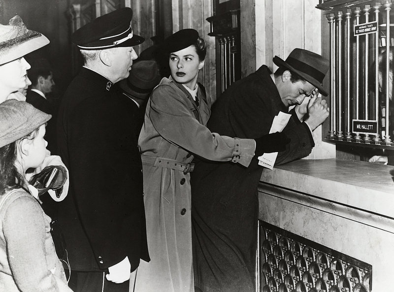 Dr. Constance Peterson (Ingrid Bergmann) will ihren kranken Geliebten (Gregory Peck, r.) zu ihrem früheren Lehrer, dem Psychiater Dr. Alex Brulov bringen. Auf einem Bahnhof in New York erregt ihr Schützling, der von der Polizei gesucht wird, bei einem Schwächeanfall Aufsehen. (Restl. Darsteller unbekannt). – Bild: ZDF und Disney Dr. Constance Peterson (Ingrid Bergmann) will ihren kranken Geliebten (Gregory Peck, r.) zu ihrem früheren Lehrer, dem Psychiater Dr. Alex Brulov bringen. Auf einem Bahnhof in New York erregt ihr Schützling, der von der Polizei gesucht wird, bei einem Schwächeanfall Aufsehen. (Restl. Darsteller unbekannt). – Bild: ZDF und Disney