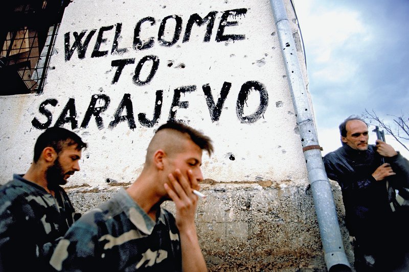 Bosnische Soldaten bei der Zigarettenpause an einer Straßenecke, Herbst 1994 – Bild: ARTE France /​ © Ron Haviv/​Agence VII