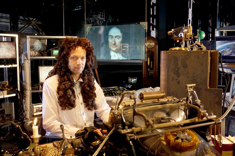 Schauspieler Martin Skoda als Gottfried Wilhelm Leibniz an seinem modernen (Computer-)Arbeitsplatz (Lokhalle Göttingen). – Bild: ZDF /​ © Holger Preuße
