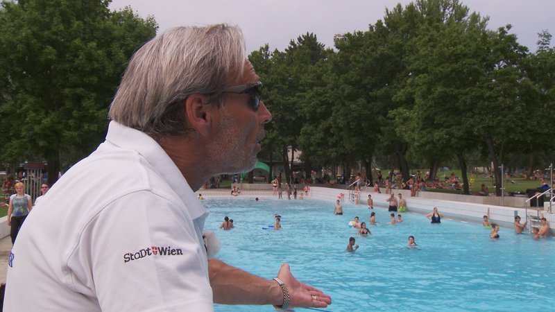 Bademeister K. beim Wellenbecken im Wiener Gänsehäufel. – Bild: ORF Bademeister K. beim Wellenbecken im Wiener Gänsehäufel. – Bild: ORF