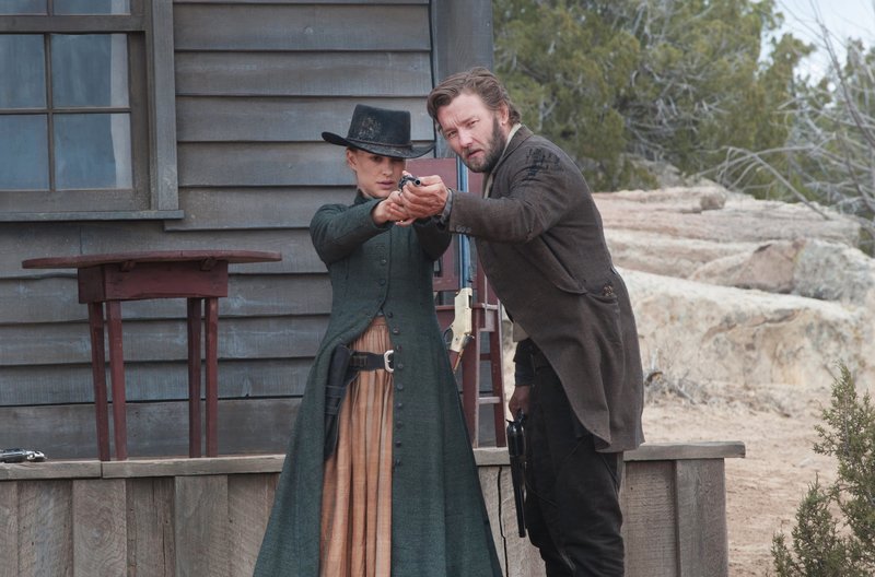 Dan Frost (Joel Edgerton) führt Jane (Natalie Portman) zum Ziel. – Bild: ARD Degeto/Square One Entertainment Dan Frost (Joel Edgerton) führt Jane (Natalie Portman) zum Ziel. – Bild: ARD Degeto/Square One Entertainment