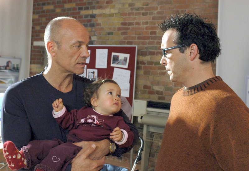 Ulli (Michael Roll) und Max (Heiner Lauterbach, li.) müssen wegen der kleinen Maya (Maya Lauterbach) ihr Junggesellendasein gehörig umstellen. – Bild: HR/Degeto/Katrin Knoke Ulli (Michael Roll) und Max (Heiner Lauterbach, li.) müssen wegen der kleinen Maya (Maya Lauterbach) ihr Junggesellendasein gehörig umstellen. – Bild: HR/Degeto/Katrin Knoke