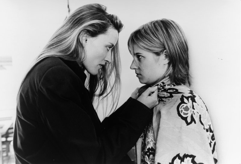 Kate (Natascha McElhone, l.) ermahnt ihre an Liebeskummer leidende Schwester Ellen (Amy Phillips, r.) sich zusammenzureißen. – Bild: ZDF und Stephen Vaughn