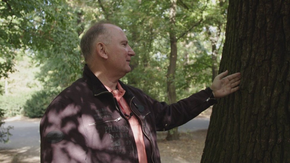 Der pensionierte Polizist Karlheinz Gaertner zeigt ein typisches Drogenversteck. – Bild: ZDF und Alexander Griesser.
