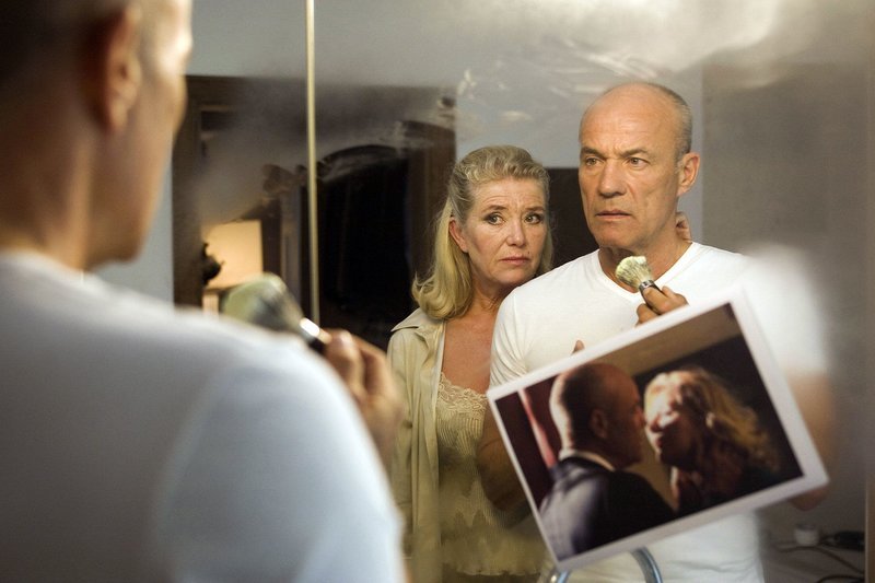 Hedwig (Jutta Speidel) konfrontiert ihren Mann Wolter (Heiner Lauterbach) mit Fotos seiner Geliebten. – Bild: ARD Degeto/Erika Hauri Hedwig (Jutta Speidel) konfrontiert ihren Mann Wolter (Heiner Lauterbach) mit Fotos seiner Geliebten. – Bild: ARD Degeto/Erika Hauri