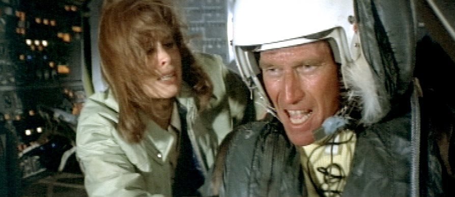 Alan (Charlton Heston, li.) und Stewardess Nancy Pryor (Karen Black) – Bild: RTL Zwei