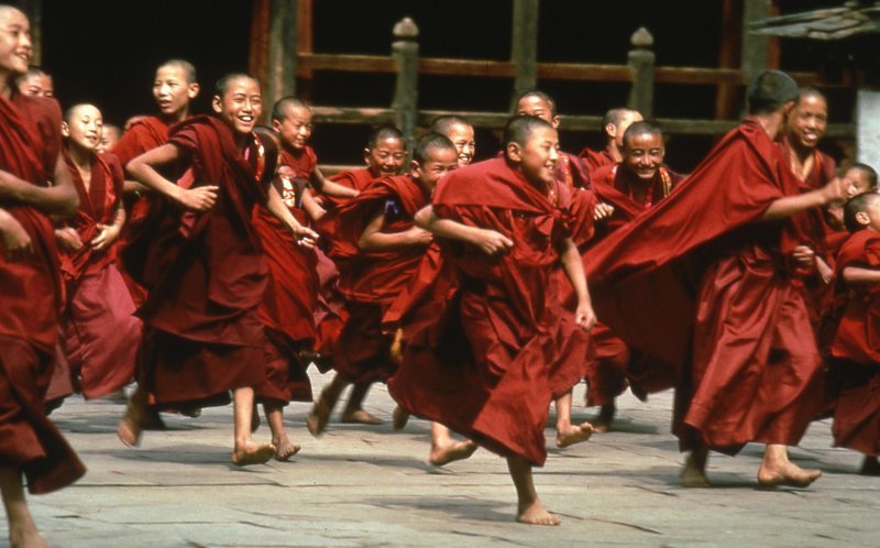 Der tibetanische Mönch Lama Norbu (Ying Ruocheng) ist überzeugt, in dem achtjährigen amerikanischen Jungen Jesse (Alex Wiesendanger) die Reinkarnation des verstorbenen Lama Dorje erkannt zu sehen. Er reist nach Seattle und erzählt dem Jungen die Geschichte Siddhartas (Keanu Reeves), der vor tausenden von Jahren allen Reichtum aufgab und zum Buddha wurde. Dabei überzeugt Norbu Jesses Eltern (Chris Isaak und Bridget Fonda), ihren Jungen in ein Kloster nach Bhutan zu schicken. Dort soll eine Prüfung letztlich Klarheit über die Zukunft und Vergangenheit des Jungen bringen … Regie-Legende Bernardo Bertolucci („Der letzte Tango in Paris“) schlägt mit „Little Buddha“ eine Brücke zwischen westlicher Kultur und fernöstlicher Philosophie. Mit atemberaubenden Bildern schickt er den Zuseher auf eine fantastische Zeitreise, die vom modernen Amerika in die Vergangenheit Asiens führt. – Bild: Servus TV