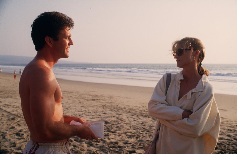 L-R: McKussic (Mel Gibson) und Jo Ann (Michelle Pfeiffer) – Bild: Turner /​ (c) 1988 Warner Bros. Inc. All Rights Reserved.