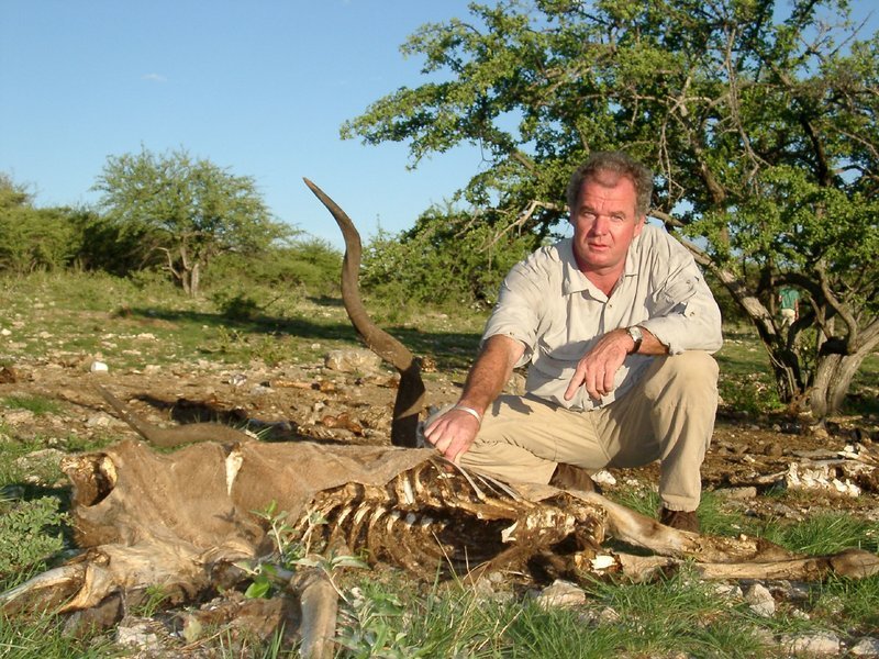 Felix Heidinger mit einem verendeten Tier in Afrika. – Bild: BR/​Klaus M. Axthammer