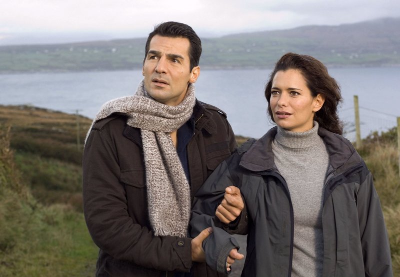 WDR Fernsehen DER ZAUBER DES REGENBOGENS, Deutschland 2007, Regie Dagmar Damek, am Sonntag (05.01.14) um 14:15 Uhr. Brian (Erol Sander) führt Lea (Sandra Speichert) an wundervolle Orte auf der grünen Insel, wo sich kein Tourist hin verirrt. – Bild: WDR/Degeto/Marc Meyerbröker WDR Fernsehen DER ZAUBER DES REGENBOGENS, Deutschland 2007, Regie Dagmar Damek, am Sonntag (05.01.14) um 14:15 Uhr. Brian (Erol Sander) führt Lea (Sandra Speichert) an wundervolle Orte auf der grünen Insel, wo sich kein Tourist hin verirrt. – Bild: WDR/Degeto/Marc Meyerbröker
