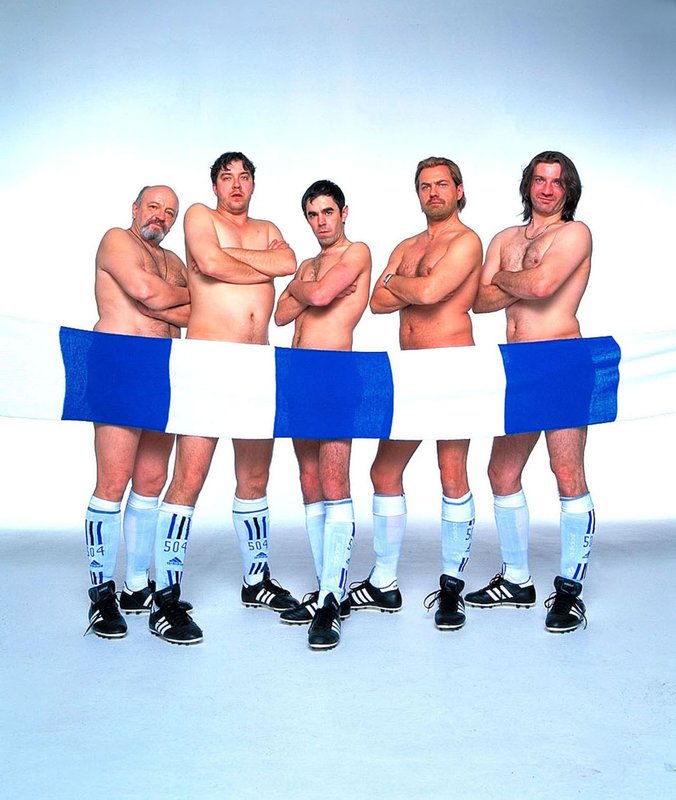 Hans (Uwe Ochsenknecht, 2.v.r.), Mike (Ralf Richter, r.), Bernie (Michael Sideris, 2.v.l.) und Theo Walter Gontermann, l.), der harte Kern des FC Schalke 04-Fanclubs „Dios Knappen Gelsenkirchen“ mit ihrem Star Dios (Oskar Ortega-Sanchez, M.) … – Bild: Seven Pictures Hans (Uwe Ochsenknecht, 2.v.r.), Mike (Ralf Richter, r.), Bernie (Michael Sideris, 2.v.l.) und Theo Walter Gontermann, l.), der harte Kern des FC Schalke 04-Fanclubs „Dios Knappen Gelsenkirchen“ mit ihrem Star Dios (Oskar Ortega-Sanchez, M.) … – Bild: Seven Pictures