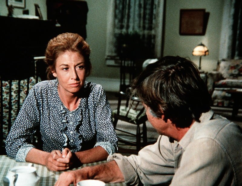 Olivia Walton (Michael Learned, l.) ist entsetzt. Man verdächtigt ihren Mann John (Ralph Waite, r.), bei der Familie Claybourne zwei silberne Becher gestohlen zu haben … – Bild: WARNER BROS. INTERNATIONAL TELEVISION Lizenzbild frei