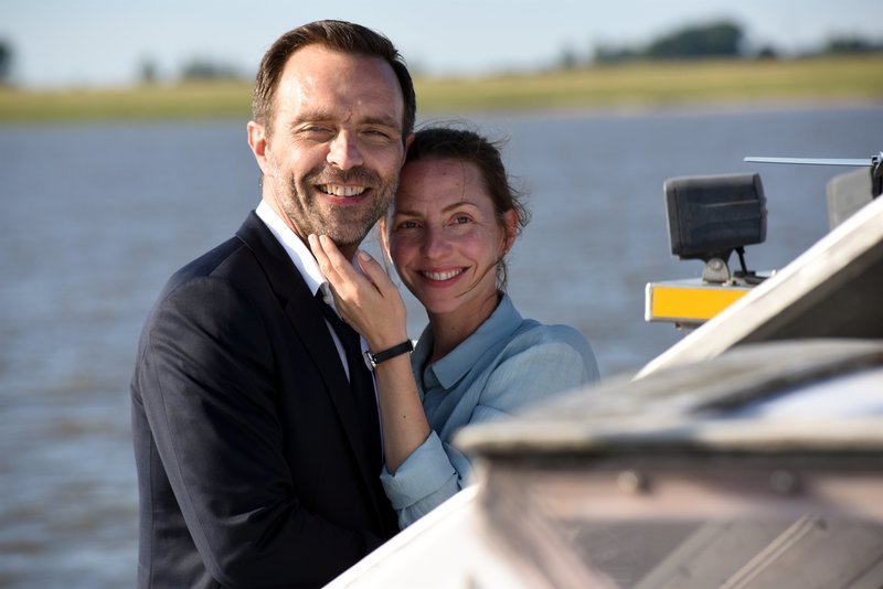 Alles wird gut: Ivo (Aleksandar Jovanovic) und Isabel (Katharina Schüttler) versöhnen sich. – Bild: ZDF und Marion von der Mehden.