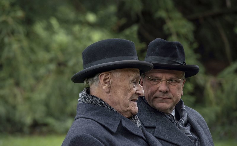 Hans Globke (Bernhard Schütz) ist Konrad Adenauers engster Mitarbeiter, über den der Kanzler (Dieter Schaad) im Zweifel seine schützende Hand hält. – Bild: ZDF und SWR/UFA FICTION/Hardy Brackmann Hans Globke (Bernhard Schütz) ist Konrad Adenauers engster Mitarbeiter, über den der Kanzler (Dieter Schaad) im Zweifel seine schützende Hand hält. – Bild: ZDF und SWR/UFA FICTION/Hardy Brackmann