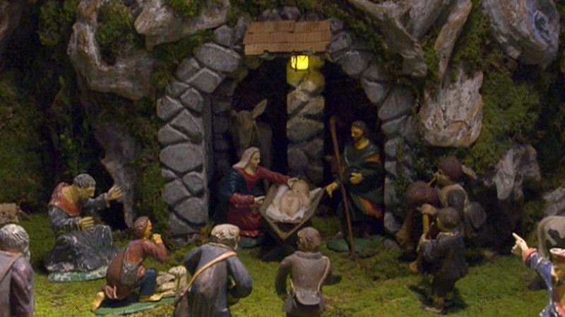 An Heiligabend, wenn alle Figuren an ihrem Platz stehen, wird als letztes das Christkind in den Stall gelegt. – Bild: BR