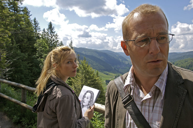 eino Ferch als Matthias Auerbach und Nadja Uhl als Inka stehen vor großen Rätseln in dem spannenden Mysterythriller "Die Toten vom Schwarzwald". Gedreht wurde diese Szene auf dem Hochplateau des Feldberges im Schwarzwald. – Bild: S1 eino Ferch als Matthias Auerbach und Nadja Uhl als Inka stehen vor großen Rätseln in dem spannenden Mysterythriller "Die Toten vom Schwarzwald". Gedreht wurde diese Szene auf dem Hochplateau des Feldberges im Schwarzwald. – Bild: S1
