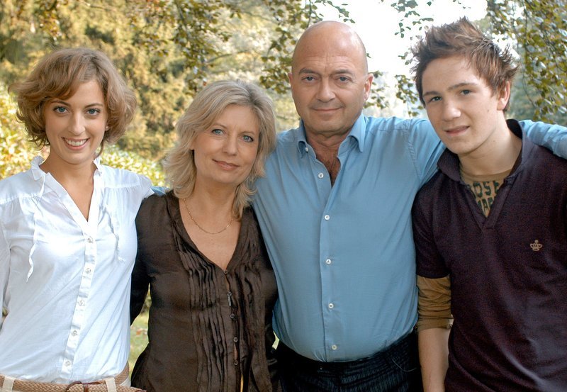 WDR Fernsehen LIEBLING, WIR HABEN GEERBT!, Spielfilm Deutschland 2007, Regie Matthias Tiefenbacher am Sonntag (09.05.10) um 12:30 Uhr. Hannah (Sabine Postel, 2.v.li.) will sich von ihrem untreuen Gatten Martin (Florian Martens, 2.v.re.) scheiden lassen. Doch die beiden müssen mit ihren Kindern Lola (Nora Binder) und Paul (Frederick Lau) weiterhin so tun als wären sie eine rundum harmonische Familie. – Bild: ARD Degeto/Jörg Landsberg WDR Fernsehen LIEBLING, WIR HABEN GEERBT!, Spielfilm Deutschland 2007, Regie Matthias Tiefenbacher am Sonntag (09.05.10) um 12:30 Uhr. Hannah (Sabine Postel, 2.v.li.) will sich von ihrem untreuen Gatten Martin (Florian Martens, 2.v.re.) scheiden lassen. Doch die beiden müssen mit ihren Kindern Lola (Nora Binder) und Paul (Frederick Lau) weiterhin so tun als wären sie eine rundum harmonische Familie. – Bild: ARD Degeto/Jörg Landsberg