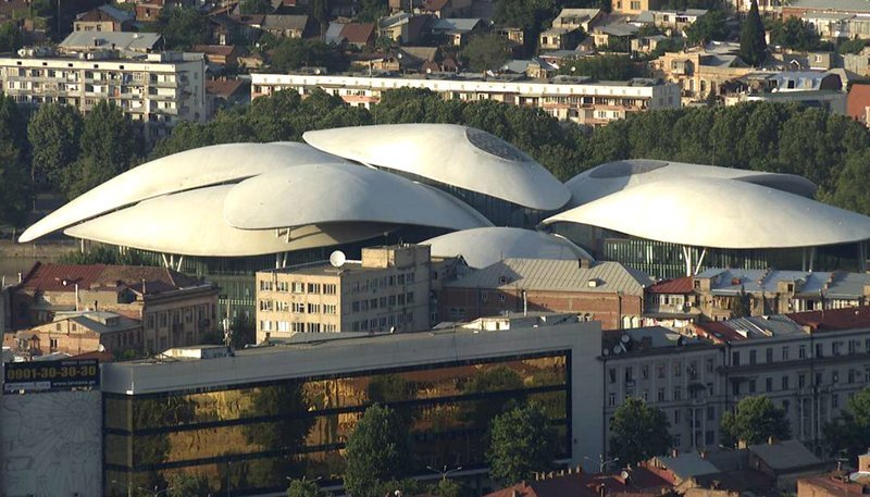 Das Bürgerzentrum von Tiflis. Behördengänge unter riesigen Blütenblättern. Totale Transparenz für den Bürger. So haben die Georgier die Sowjet Vergangenheit hinter sich gelassen, als Ämter mit Korruption und Bestechung in Verbindung gebracht wurden. – Bild: WDR Das Bürgerzentrum von Tiflis. Behördengänge unter riesigen Blütenblättern. Totale Transparenz für den Bürger. So haben die Georgier die Sowjet Vergangenheit hinter sich gelassen, als Ämter mit Korruption und Bestechung in Verbindung gebracht wurden. – Bild: WDR