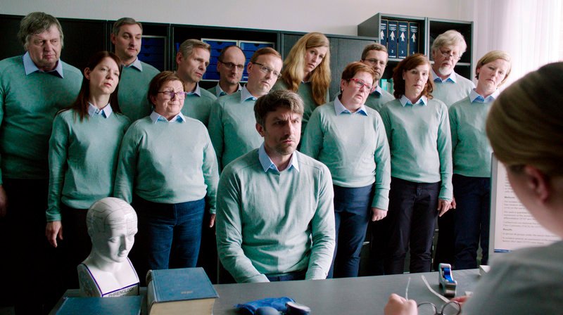 Georg (Henning Vogt, vorn) mit dem „Chor der menschlichen Reaktionen“. – Bild: MDR/Filmuniversität Babelsberg/Omri Aloni Georg (Henning Vogt, vorn) mit dem „Chor der menschlichen Reaktionen“. – Bild: MDR/Filmuniversität Babelsberg/Omri Aloni