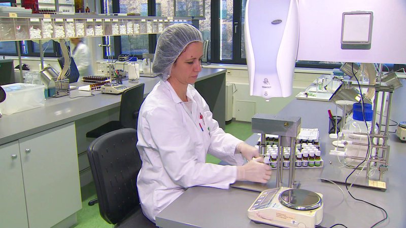 „Homöopathie – Nutzen oder Scharlatanerie?“, Millionen Menschen schwören auf Globuli: allerdings wurde ihre Wirkung wissenschaftlich nie erwiesen. Die höheren Potenzierungen – gerade die angeblich wirkungsvollsten – entsprechen der Wirkung eines Tropfens in allen Weltmeeren – also mit Logik kaum nachzuvollziehen. Es geht um einen Millardenmarkt, denn die Traubenzuckerkügelchen sind nicht unbedingt preiswert. ORFIII-Gestalterin Gundi Lamprecht stellt Für und Wider einander gegenüber. SENDUNG: ORF3 – MO – 27.01.2020 – 22:45 UHR. – Veroeffentlichung fuer Pressezwecke honorarfrei ausschliesslich im Zusammenhang mit oben genannter Sendung oder Veranstaltung des ORF bei Urhebernennung. – Bild: ORF