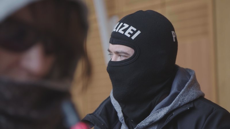 Der Transport von Zeugenschutzpersonen gehört zu den gefährlichsten Arbeitsbereichen der Zeugenschützer. Sie müssen ständig mit einem Angriff rechnen. – Bild: ZDF und Alexander Griesser