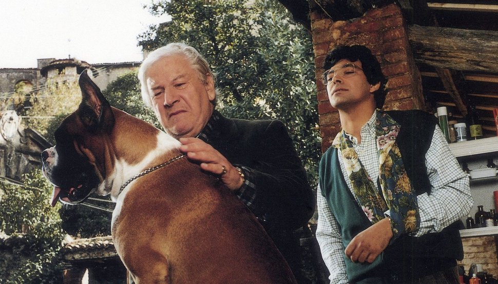 Dr. Muggione (Peter Ustinov, l.) betreut liebevoll die Hunde von Bob Pozzi (Roberto Alpi). – Bild: MDR / Colosseo Film