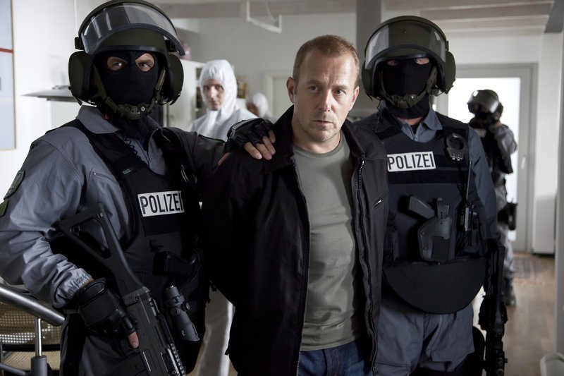 Rottmann (Heino Ferch) wird unterstellt, Geschäfte mit Drogenhändlern zu machen. Es finden sich sogar belastende Beweise bei ihm. Rottmann wird kurzerhand festgenommen. – Bild: ZDF und Oliver Vaccaro