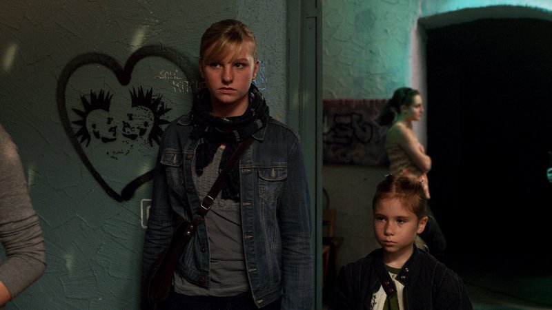 Johanna, gespielt von Elisa Essig, und ihre kleine Schwester Moni, gespielt von Antonia T. Pankow – Bild: ZDF und Christine A. Maier
