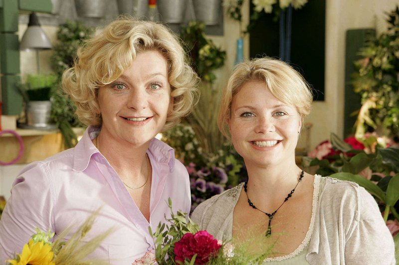 Die junge Witwe Peggy (Annette Frier, r.) betreibt zusammen mit ihrer Mutter (Saskia Vester, l.) einen Blumenladen. Neben den bunten Gewächsen versucht Mama Schenk auch ihre Tochter wieder „an den Mann“ zu bringen … – Bild: Sat.1 Eigenproduktionsbild frei