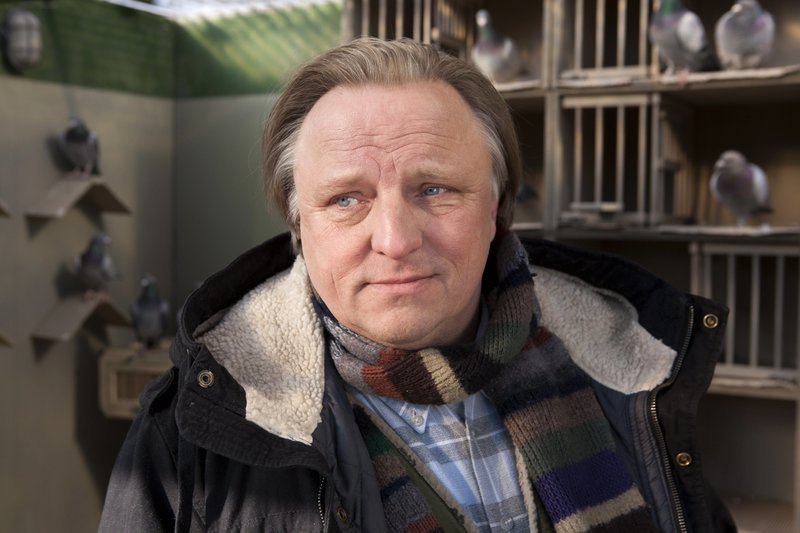 WDR Fernsehen DAS MILLIONEN RENNEN, Produktion der Trebitsch Entertainment GmbH im Auftrag des WDR, Buch Benjamin Hessler, Regie Christoph Schnee, am Samstag (27.07.13) um 20:15 Uhr. Matthias’ (Axel Prahl) Leidenschaft ist die Taubenzucht. – Bild: WDR/Thomas Kost WDR Fernsehen DAS MILLIONEN RENNEN, Produktion der Trebitsch Entertainment GmbH im Auftrag des WDR, Buch Benjamin Hessler, Regie Christoph Schnee, am Samstag (27.07.13) um 20:15 Uhr. Matthias’ (Axel Prahl) Leidenschaft ist die Taubenzucht. – Bild: WDR/Thomas Kost