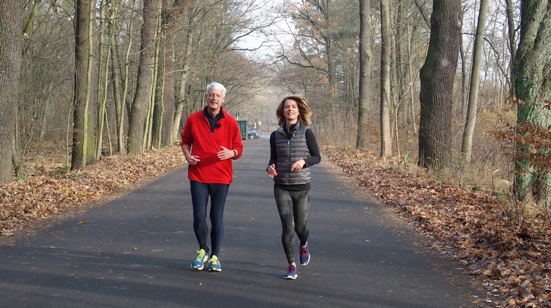Bekannte Fernsehgesichter des rbb begleiten durch den Silvesterabend, unter anderm verrät Jessy Wellmer ihr Highlight des Jahres 2016. – Jessy Wellmer mit Werner Sonne beim joggen. – Bild: rbb