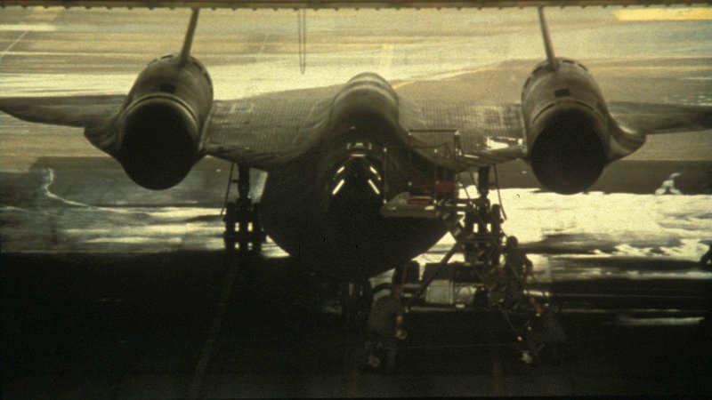 Ein Spezialteam der Air Force, darunter der Chemie-Experte Rick Harding (Michael Dudikoff), dringt mit Hilfe eines Shuttles in die Maschine ein und versucht, es mit den Bösewichtern aufzunehmen. – Bild: RRS