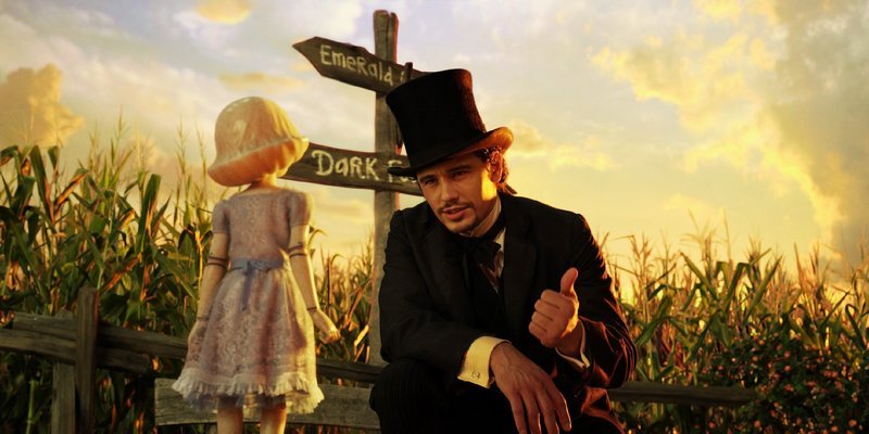 Mit Hilfe des Porzellanmädchens gelingt es Oz (James Franco), sich in dem wundersamen unbekannten Land zu orientieren. – Bild: MG RTL D / © 2012 Disney E Mit Hilfe des Porzellanmädchens gelingt es Oz (James Franco), sich in dem wundersamen unbekannten Land zu orientieren. – Bild: MG RTL D / © 2012 Disney E