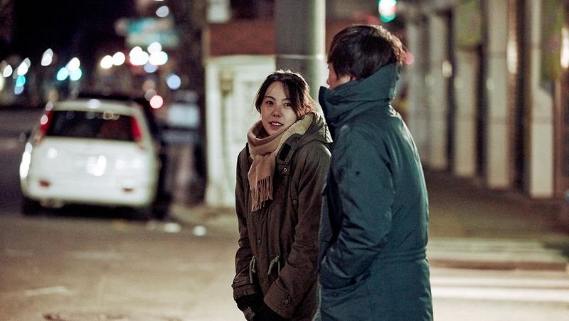 Yoon Hee-jeong (Min-hee Kim, li.) und Ham Cheon-soo (Jae-yeong Jeong, re.) auf dem gemeinsamen Nachhauseweg – Bild: ART
